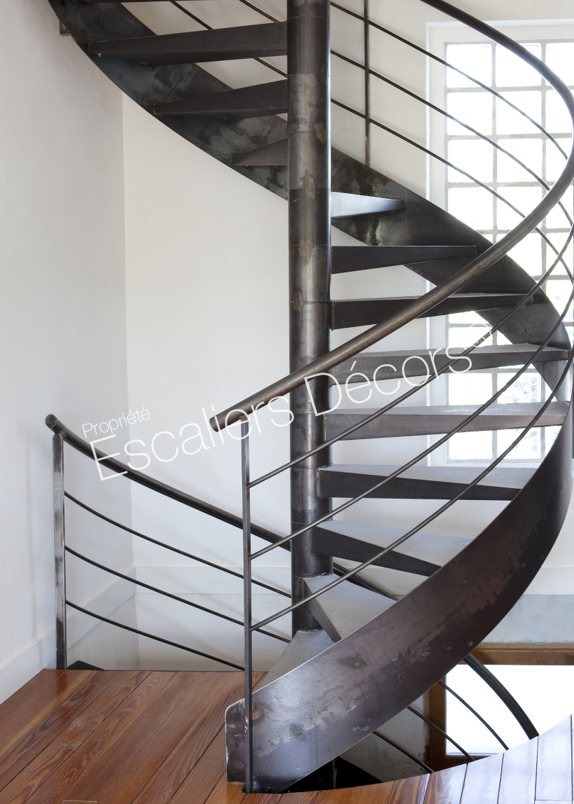 Photo SH26 - Gamme Initiale - SPIR'DÉCO® Contemporain avec limon. Escalier semi-standard d'intérieur au design contemporain en acier et béton.